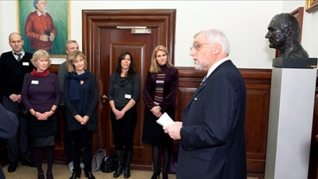 Familie-betalt buste af Svend Auken opstillet i Folketinget