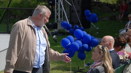 En interesseret borger. I billedet Ellen Trane Nørby (V) samt VU-formand Jakob Engel-Schmidt.