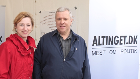 Rasmus Nielsen med Sophie Hæstorp Andersen (S) foran Altingets stand.