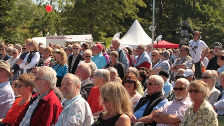 Publikum var mødt talrigt op på Cirkuspladsen i det gode vejr om eftermiddagen.