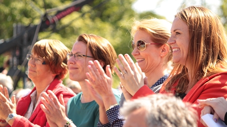 Bifald efter Marie Keys minikoncert om Helle Thorning, der står tidligt op.