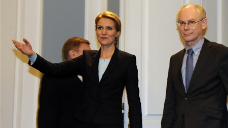 Helle Thorning alene ved forhandlingsbordet