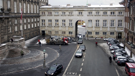 Så lukkes trafikken til Christiansborg