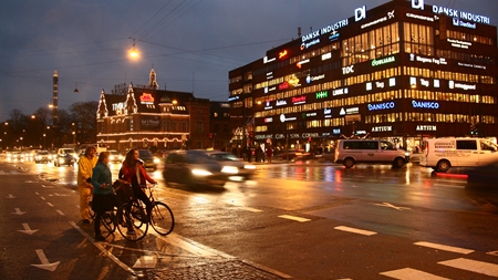 Det går alt for langsomt med regeringens ren-luft-zoner, der skal nedbringe luftforureningen i de store byer, lyder kritikken.