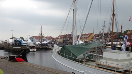 Vejret var ved Folkemødets start omskifteligt, men det forhindrede ikke det politiske Danmark i at troppe op. Bornholms Politi vurderer, at Folkemødet på sin første dag havde 11-12.000 gæster.