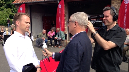 MF Jeppe Kofod (S) ved Socialdemokraternes stand. Han er i øvrigt valgt og opstillet på Bornholm.