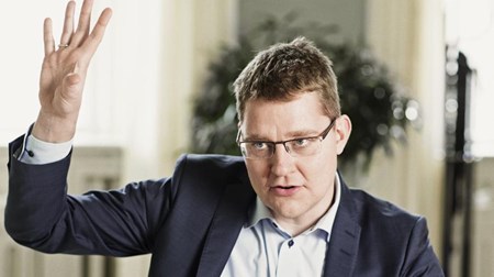 Klima- og energiminister Rasmus Helveg Petersen (R) beskyldes for at gå med livrem og seler i sagen af Dansk Energi.