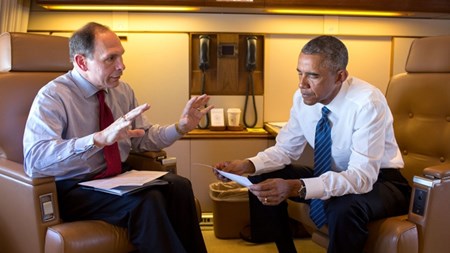 Barack Obama diskuterer den tale, han er på vej til Charlotte for at give, med Robert A. McDonald, der er krigsveterans-minister.