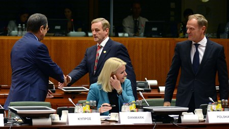 Polens statsminister Donald Tusk (t.h.) står stærkt i kapløbet om at blive den næste chef for Det Europæiske Råd. Både Irlands Enda Kenny (i midten) og Danmarks Helle Thorning-Schmidt (siddende) er dog også stadig boblere til posten, når EU's stats- og regeringschefer mødes lørdag.