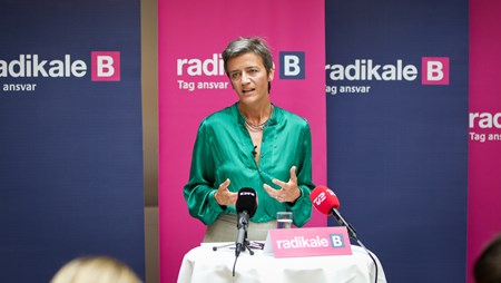 Den tidligere radikale formand, Margrethe Vestager, skal huske at pleje alle partierne på Christiansborg, lyder det fra tidligere EU-kommissær Henning Christophersen (V). 