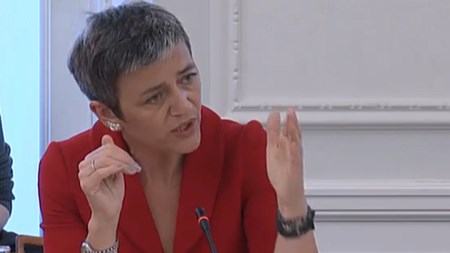 Margrethe Vestager (R) tippes til at blive EU's næste konkurrencekommissær med magt til at stoppe fusioner, udstikke kartelbøder og gribe ind over for ulovlig statsstøtte. 