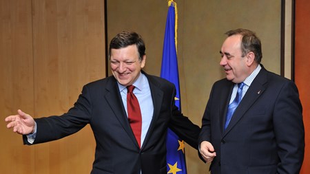 EU-Kommissionens formand, José Manuel Barroso (t.v.), har advaret lederen af den skotske regering, Alex Salmond (t.h.), om, at et medlemskab af EU for et selvstændigt Skotland ikke er noget, der bare vil komme af sig selv.