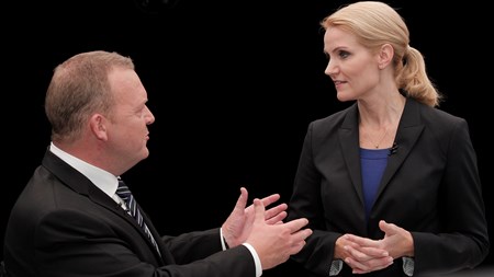 Løkke versus Thorning. Socialdemokraterne håber at kunne hente stemmer i valgkampen, hvor vælgerne på en meget direkte måde konfronteres med, om de igen vil gøre Lars Løkker Rasmussen til statsminister.