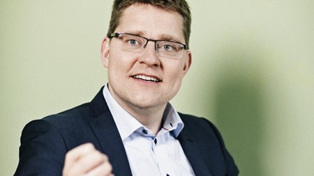 Klima- og energiministeriet involverede tre andre ministerier og Kammeradvokaten, før de orienterede Folketinget om PSO-sagen, fortæller Rasmus Helveg Petersen (R).