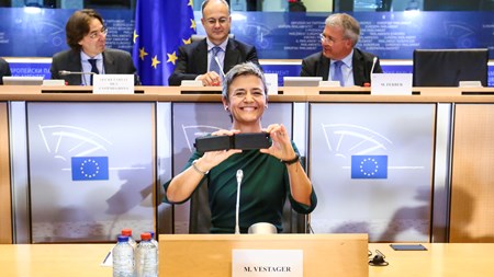 Kort før høringen startede, sikrede Margrethe Vestager, at hendes Twitter-følgere fik fotodokumentation af begivenheden.