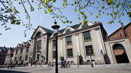 Københavns Universitet har været den hårdeste kritikker af den nye begrænsning på antallet af studiepladser. Der er stor uenighed blandt universiteterne og Uddannelsesministeriet om, hvilke konsekvenser den nye begrænsning vil få.