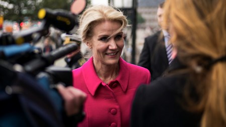 I sin åbningstale fremstillede Thorning regeringen som den solide klippe i et hajfyldt hav, og forskellene til oppositionens økonomiske politik blev blæst op i mammutstørrelse.