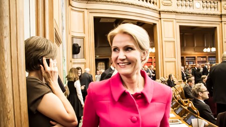 Statsminister Helle Thorning-Schmidt krydser Folketingssalen, få sekunder inden hun skal holde sin åbningstale.  