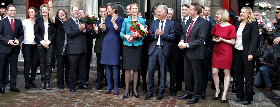 Regeringen som den så ud efter valget. Thorning præsenterede sin nye regering på Amalienborg Slotsplads 3. oktober 2011. 