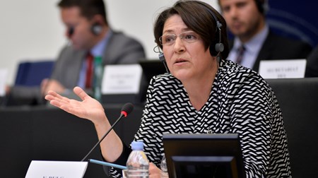 Kandidaten til at blive EU's nye transportkommissær, slovenske Violeta Bulc, er kendt for at gå på gløder og være stor tilhænger af shamanisme. Det var dog ikke det, der interesserede de EU-parlamentarikere, der havde hende til eksamen mandag aften. 