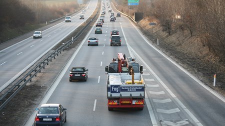 Det vil kræve en urealistisk høj kvotepris, hvis kvotesystemet skal sørge for CO2-reduktioner fra transport på egen hånd, konkluderer rapport.