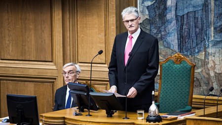 Indtil nu er det ikke lykkedes Folketinget formand, Mogens Lykketoft, at komme igennem med noget som helst, der bare dufter af en minimal opgradering af Folketinget, mener Hegelund og Mose.