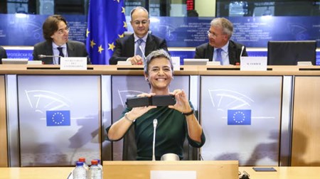 Margrethe Vestager skal balancere på en knivsæg i sit nye job som konkurrencekommissær. Det mener Mario Mariniello, research fellow i tænketanken Bruegel.