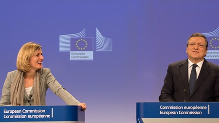 Danske Pia Ahrenkilde-Hansen leder formand for EU-Kommissionen José Manuel Barrosos afskedspressekonference i Bruxelles. Hun er én af de danske talspersoner, som nu forsvinder.   (Europa-Kommissionen)