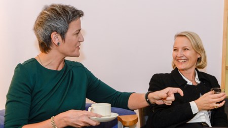 Margrethe Vestager (t.v.) med sin kabinetschef Ditte Juul Jørgensen (t.h). 