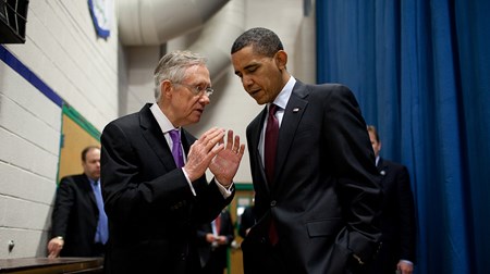 Harry Reid erkendte tirsdag aften det demokratiske nederlag ved midtvejsvalget. Her er han fotograferet sammen med præsident Obama tidligere på året.