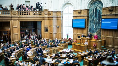 Aktivister afbrød folketingsdebat med sang