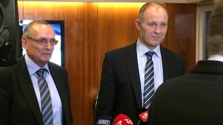 Både Danske Regioners formand, Bent Hansen (S), og KL's formand, Martin Damm (V), har med opbakning fra deres respektive partier flertal for fusionsplanerne. Men uroen ulmer i KL's ellers så konsensusprægede bestyrelse.