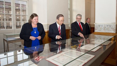 Formand for Udenrigspolitisk Nævn, Mette Gjerskov, og Folketingets formand, Mogens Lykketoft, viser FN-generalsekretær Ban Ki-moon rundt på Christiansborg i oktober 2014.