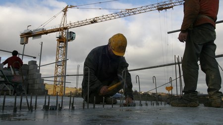 Færre og færre danskere er på offentlig forsørgelse, men alligevel er stigningen i den samlede beskæftigelse kun begrænset. 