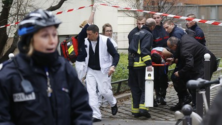 Paris i højeste alarmberedskab efter blodbad på det satiriske magasin Charlie Hebdo.