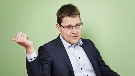 Sagen om støtte til vedvarende energi har trukket i langdrag for Rasmus Helveg Petersen (R).