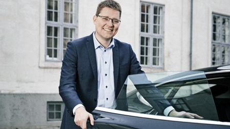 Klima- og energiminister Rasmus Helveg Petersen (R) skal inden valget nå at se på elbilernes fremtid, hvis det står til Enhedslisten og SF. 