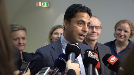 Socialminister Manu Sareen (R) sagde før jul, at ændringen af servicelovens voksenbestemmelser ikke ville svække borgernes retssikkerhed. Nu har han skudt lovforslaget til hjørne, efter kritik af at det ville gøre netop det.