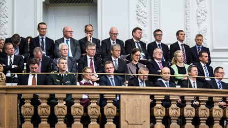 En række departementschefer overværer Folketingets åbning i oktober.