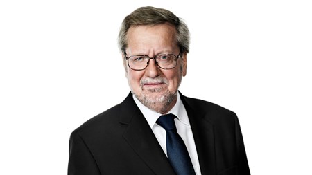 Per Stig Møller (K), 













MF, formand for Udenrigsudvalget og tidligere udenrigs-,
miljø-,




kirke- og kulturminister.