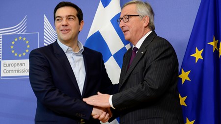 Grækenlands nye statsminister Alexis Tsipras (t.v) mødtes onsdag med EU-Kommissionens formand Jean-Claude Juncker (t.h.) for blandt andet at diskutere fremtiden for den såkaldte trojka.