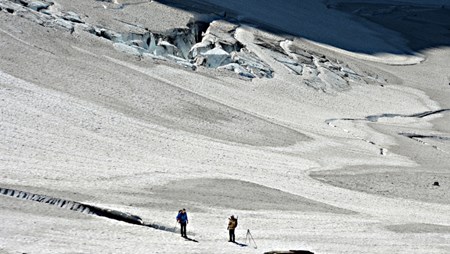 Researchere fra U.S. Geological Survey undersøger, hvordan og hvor meget de stigende temperaturer har påvirket Grinnel-gletsjeren i Glacier National Park i staten Montana. 