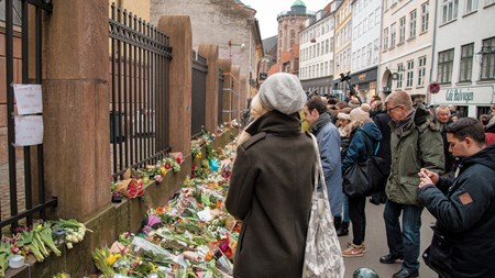 Den kommende uge i dansk politik bliver præget af weekendens skudepisoder i København. Danskerne lægger blomster langs synagogen i Krystalgade, hvor en mand blev dræbt. 