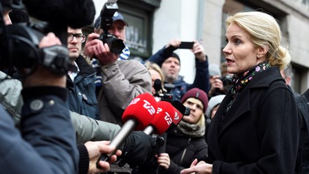 Statsminister Helle Thorning-Schmidt (S) taler med pressen, efter hun har lagt blomster ved synagogen i Krystalgade søndag. 