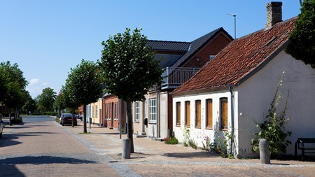 Befolkningen flytter mod større byer, og det lægger et stort pres på mange kommuner. Økonomien skrider, når borgere og arbejdspladser klumper sig sammen. Nyt projekt skal forsøge at finde nye løsninger på yderområdernes problemer. 