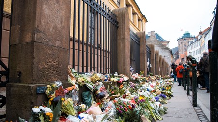 Blomster langs synagogen i Krystalgade, hvor en mand blev dræbt og to betjente såret ved et terrorangreb natten til søndag 15. februar. 