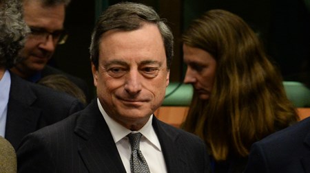 Chef for Den Europæiske Centralbank (ECB) Mario Draghi giver én af sine spændt ventede pressekonferencer, når ECB's Styrelsesråd i denne uge drager til Cypern for at holde møde.