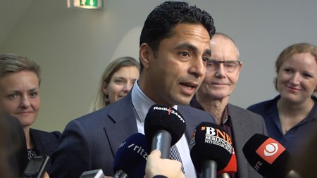 Socialminister Manu Sareen (R) sidder på sit drømmeområde og får generelt god presse. Men særligt de blå vælgere giver ham dårlige karakterer, og derfor opnår han kun en midterplacering i en ny popularitetsmåling udført af Norstat for Altinget.