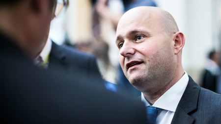 Mon ikke vi også snart hører de Konservatives Søren Pape tale om effektiviseringer i staten, spørger Hegelund og Mose.