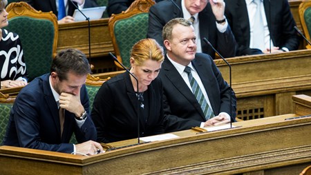 Venstre-formand Lars Løkke lever nok fint med, at Venstre op mod valget har to forskellige tilbud på hylderne til vælgerne mht. tonelejet eller indpakningen i udlændigedebatten, så længe politikken ligger fast, skriver Jarl Cordua. 